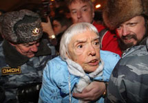 Задержание Людмилы Алексеевой на Триумфальной площади. Фото Радио Свобода