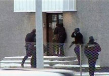 Полиция у входа на завод АВВ. Кадр  KDKS-TV