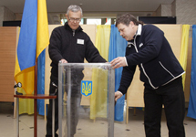 Избирательный участок на Украине. Фото с сайта www.korrespondent.net