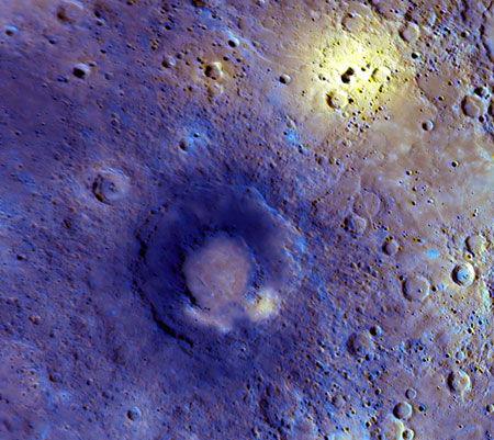 Псевдоцветное изображение кратеров Меркурия, полученное при последнем пролете MESSENGER. Фото NASA с сайта http://messenger.jhuapl.edu/
