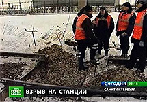 На месте взрыва на железной дороге в Петербурге. Кадр телеканала НТВ