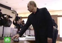 Владимир Путин запускает СШГЭС. Кадр НТВ