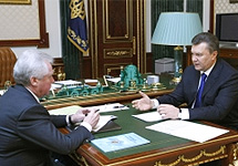 Виктор Янукович и Александр Медведько. Фото с сайта президента Украины.