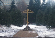 Крест перед зданием МИФИ. Фото с сайта www.ibk.ru