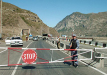 КПП "Верхний Ларс". Фото с сайта www.ekhokavkaza.com