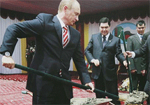 Путин с лопатой. Фото с сайта kp.ru