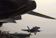 F/A-18C Hornet взлетают с палубы "Китти-Хок". фото АР.