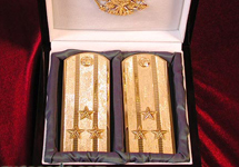 Погоны из драгоценных металлов. Фото с сайта www.vip1.ru