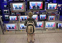 Путин на всех телеэкранах в магазине. Фото Ура.Ру
