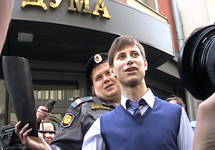 Задержание москвичей, протестующих против принятия Генплана у дверей Мосгордумы. Кадр "Грани-ТВ"