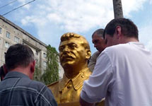 Бюст Сталина в Тамбове. Фото с сайта www.kprf.tmb.ru