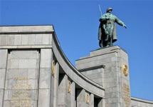 Памятник советским солдатам в Тиргартене. Фото mikepeel.net