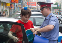 Леонид Николаев и сотрудник милиции. Фото: plucer.livejournal.com