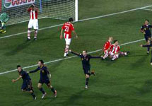 Фрагмент матча Испания-Парагвай. Фото с сайта football.sport-express.ru