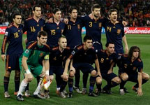 Сборная Испании перед финальным матчем ЧМ-2010. Фото AP