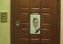 Портрет Сергея Магнитского на двери квартиры полковника Кузнецова. Фото участников акции.