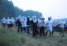 Люди в масках, напавшие на защитников Химкинского леса. Фото с сайта www.ecmo.ru