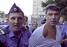 Задержание Бориса Немцова на Триумфальной площади 31 июля. Фото Юрия Тимофеева, Радио Свобода