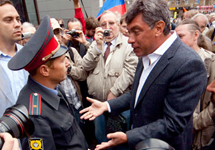 Задержание Немцова на Дне флага. Фото с сайта www.lenta.ru
