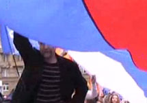 Лев Пономарев на шествии в День флага. Кадр Граней-ТВ