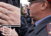 Татуировка на пальце главы пресс-службы ГУВД Москвы. Фрагмент фото drugoi.livejournal.com