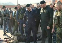 Рамзан Кадыров осматривает тела боевиков. Кадр Первого канала