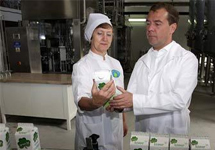 Дмитрий Медведев на молочном производстве. Фото пресс-службы президента России 