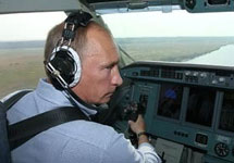 Владимир Путин за рулем пожарного самолета Бе-200. Фото пресс-службы правительства России.