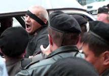 Задержание Константина Косякина на Дне гнева 12 сентября. Кадр Грани-ТВ