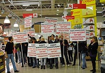 Акция Наших в Ашане. Фото с сайта движения