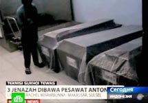 Гробы с погибшими россиянами. Кадр индонезийского телевидения, переданный в эфире НТВ