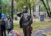 Памятник журналисту Геннадию Павлюку. Фото с сайта www.ferghana.ru