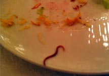Фото червя в тарелке, выложенное Дмитрием Зелениным в Twitter.