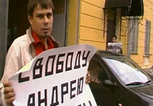 Андрей Дмитриев на пикете в поддержку Андрея Пивоварова. Сентябрь 2010 года. Фото В.Волохонского