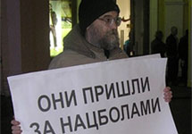 Александр Скобов в одиночном пикете у Гостиного двора. Фото В. Волохонского