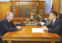Василий Якеменко на встрече с Владимиром Путиным. Фото с сайта www.mk.ru