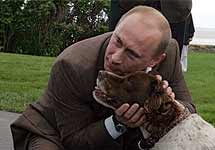 Владимир Путин с собакой. Фото NEWSru.Com