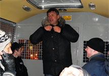 Борис Немцов в милицейском автобусе 31.12.2010. Фото В.Дмитрошкина