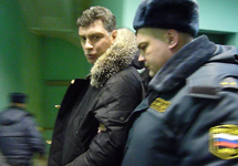 Борис Немцов отправляется отбывать 15 суток ареста. Кадр Грани-ТВ