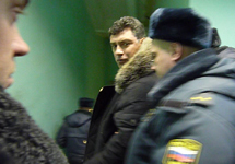 Борис Немцов после приговора суда отправляется отбывать 15 суток ареста. Кадр Грани-ТВ