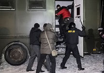 Задержание участников акции оппозиции в Минске. Кадр Вестей
