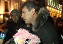 Борис Немцов, только что покинувший Тверское ОВД. Кадр Грани-ТВ