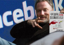 Дэвид Финчер на фоне логотипа Facebook. Фото с сайта wearemoviegeeks.com