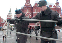 Милиция перегораживает Манежную площадь перед акцией 11 февраля. Кадр Грани-ТВ