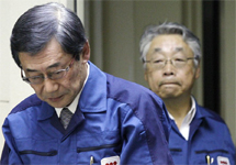 Масатаки Симидзу (слева) на пресс-конференции 13 марта. Фото с сайта nzz.ch