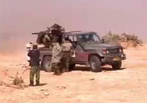 Ливийские повстанцы ведут огонь. Кадр BBC