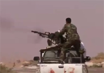 Ливийский повстанец ведет огонь. Кадр BBC