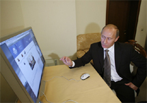 Владимир Путин за компьютером. Фото: premier.gov.ru