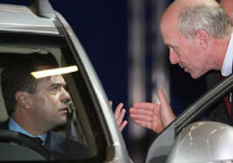Дмитрий Медведев за рулем автомобиля. Фото с сайта www.steer.ru