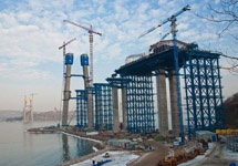 Строительство моста на острове Русский. Фото с  сайта www.stroyka.ru